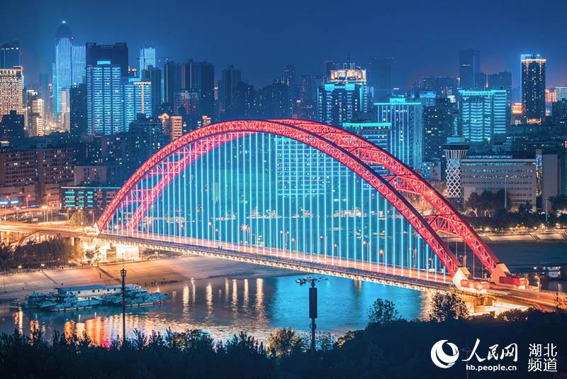 震撼！LED幕墻燈光技術(shù)助力70周年大型燈光秀，告白祖國(guó)！